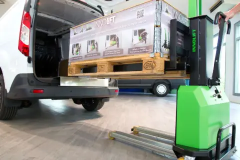 INNOLIFT_from_side Le gerbeur de transport Innolift : chargement et déchargement simplifiés