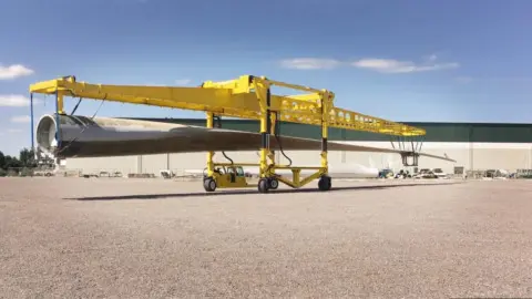 Combilift Mobiele Portaalkraan Verplaatst Lange Ladingen Uitzonderlijke Goederen