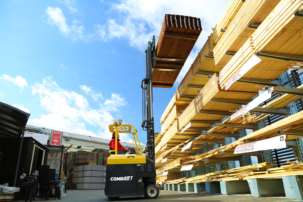 Combilift Combi CB multidirectionele heftruck handling van lange ladingen hout diy bouw buiten